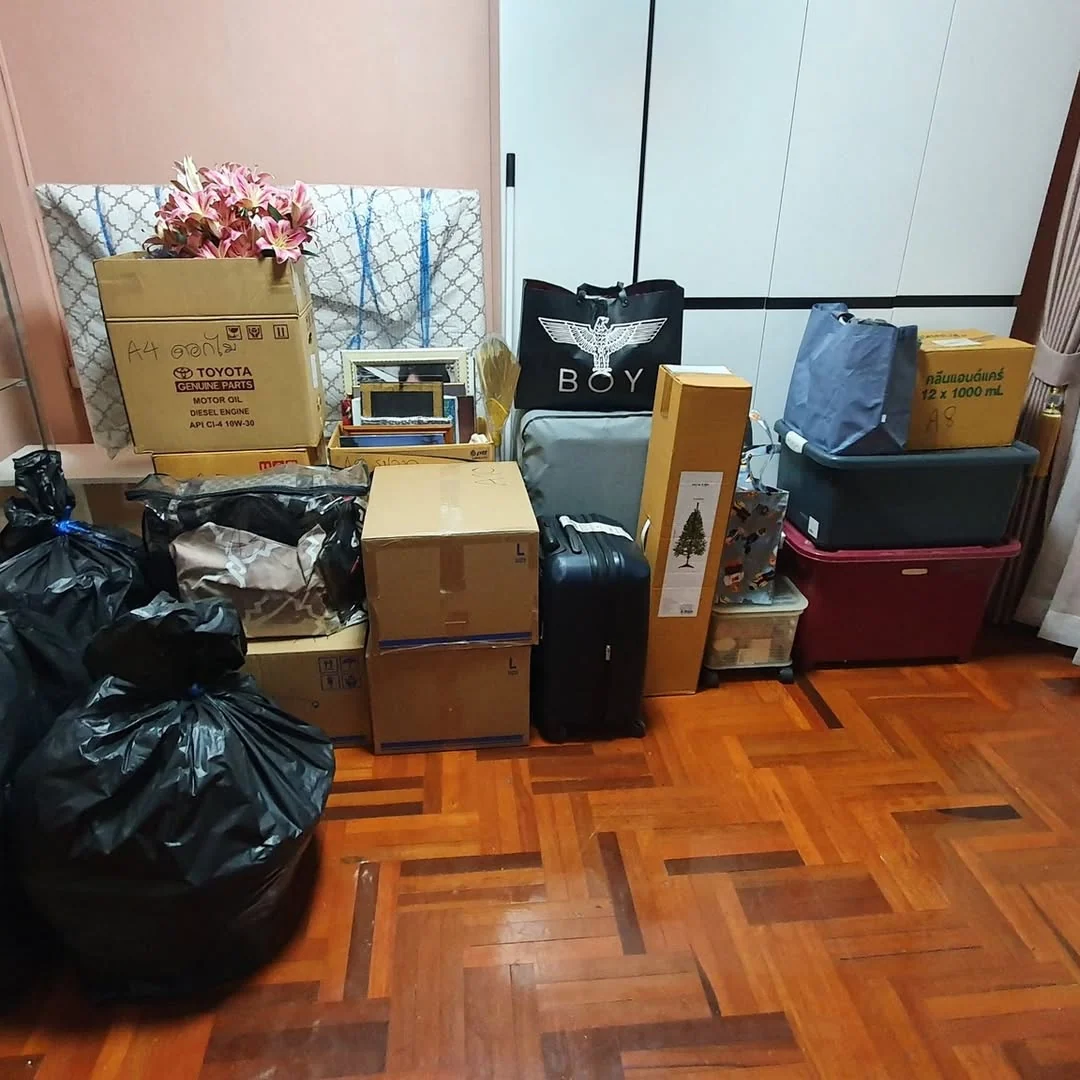 กล่องและของใช้ในบ้านเตรียมใช้รถขนของ